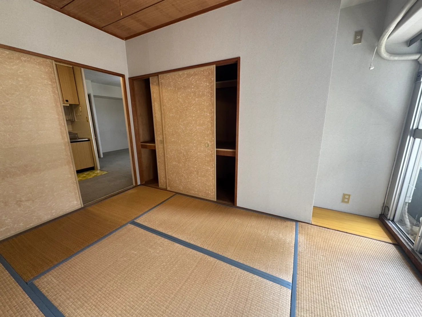 変色した畳の敷いてある畳部屋