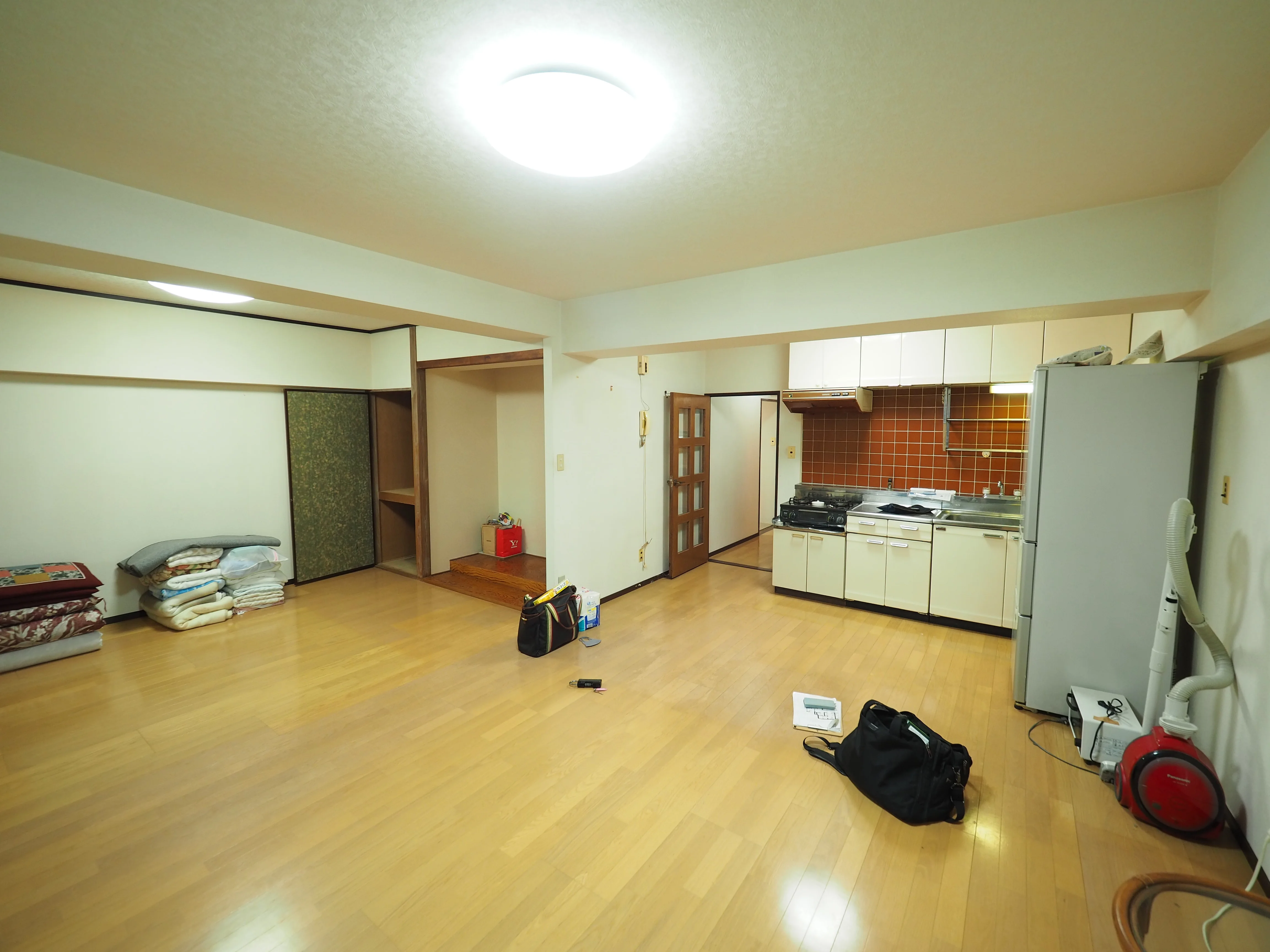 少し古めなフローリングの広い部屋