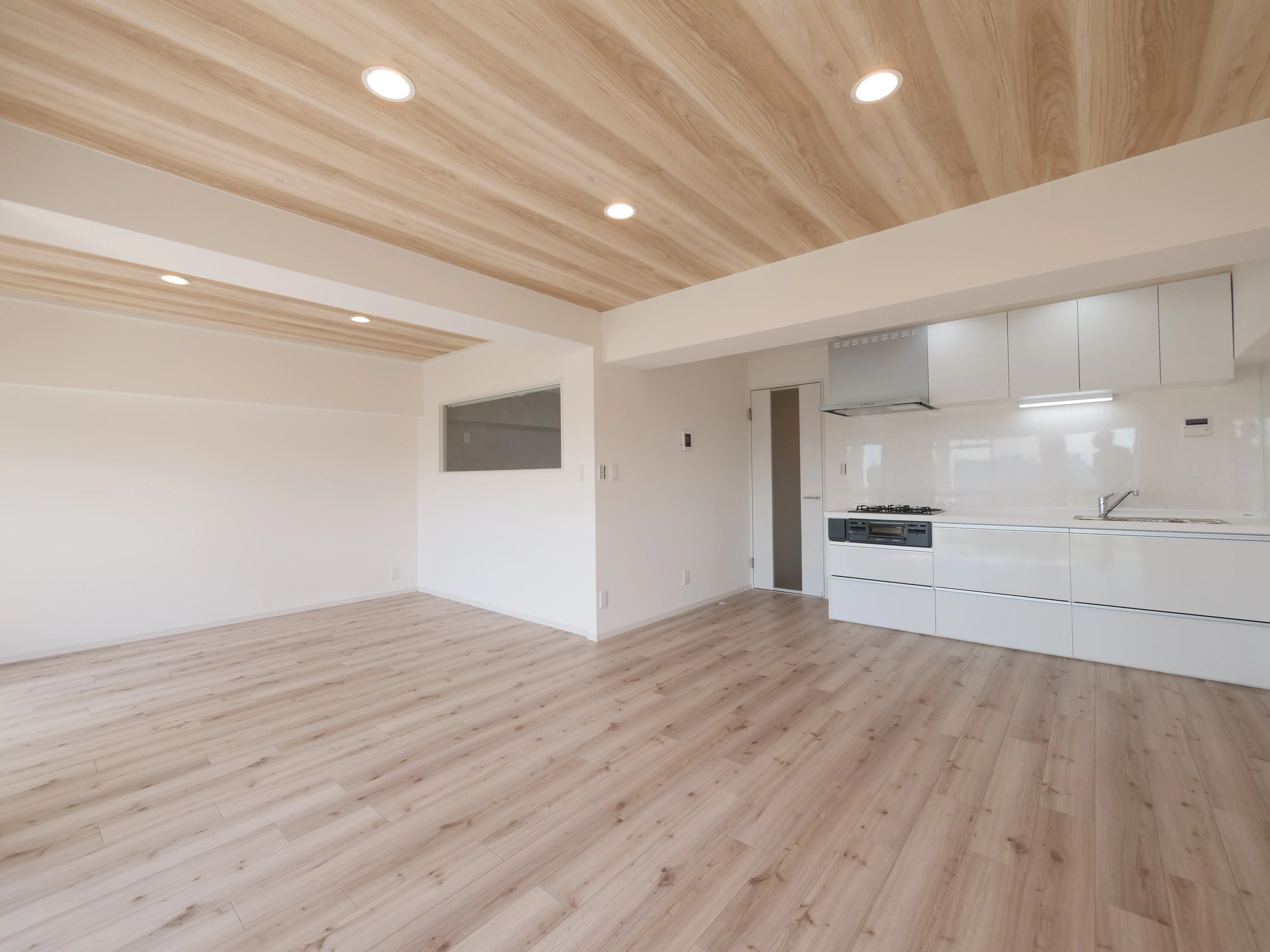 白を基調として広々としたモダンな部屋