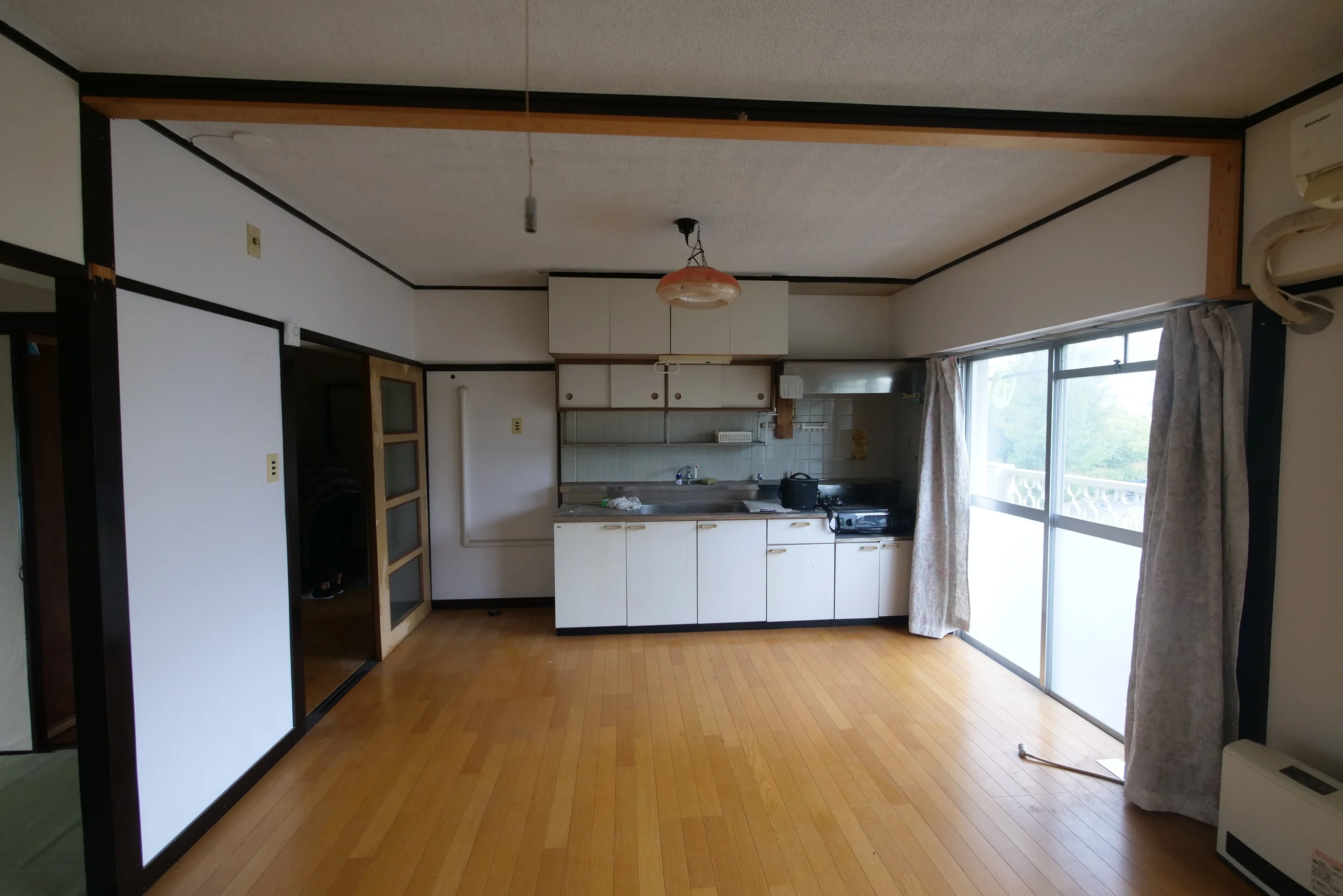 フローリングを用いた古めの印象の部屋