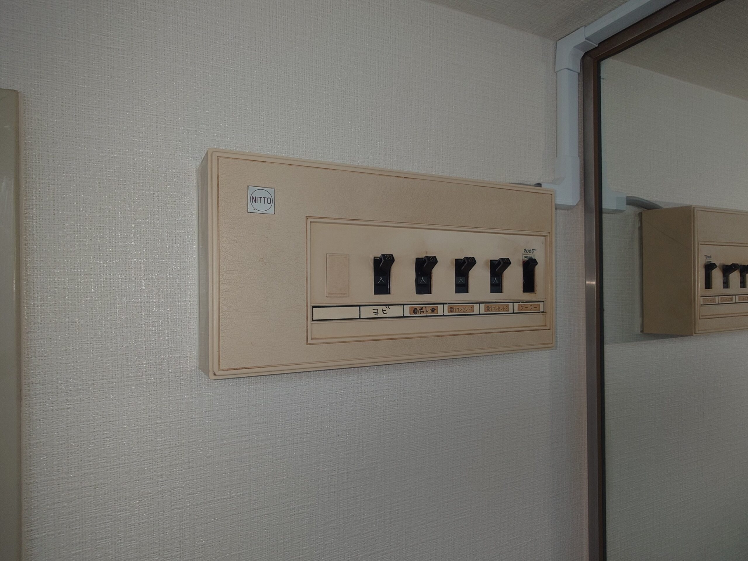 ビフォー_玄関_分電盤_1R