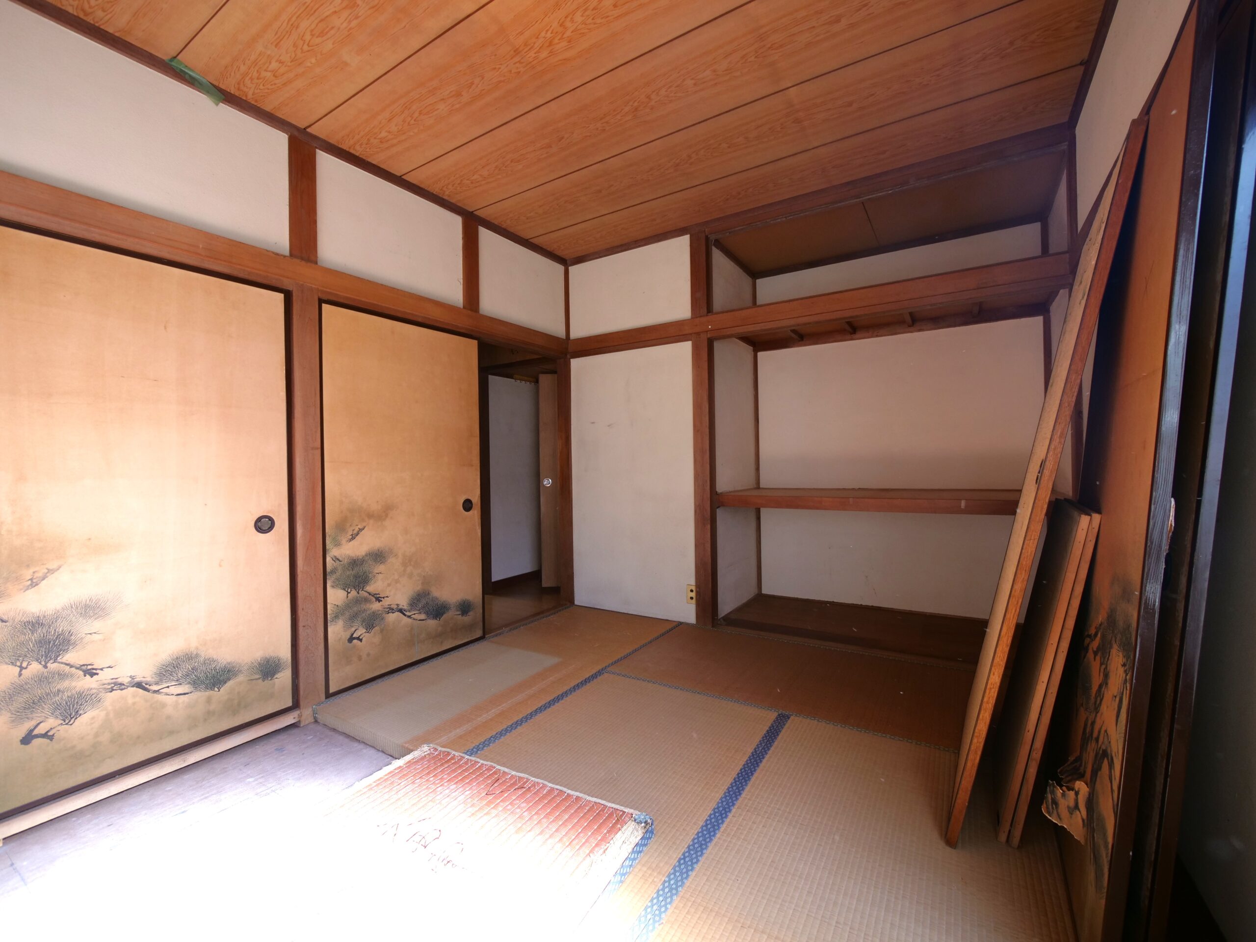 ビフォー_2階_6畳_旧和室_木目調塩ビタイル_3DK