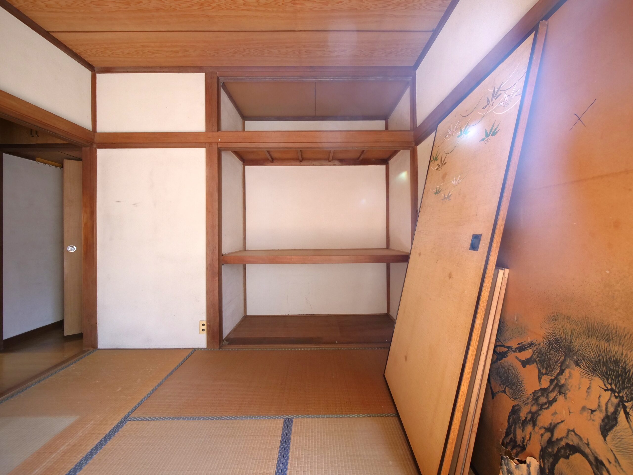 ビフォー_2階_6畳_旧和室_押入れ_3DK