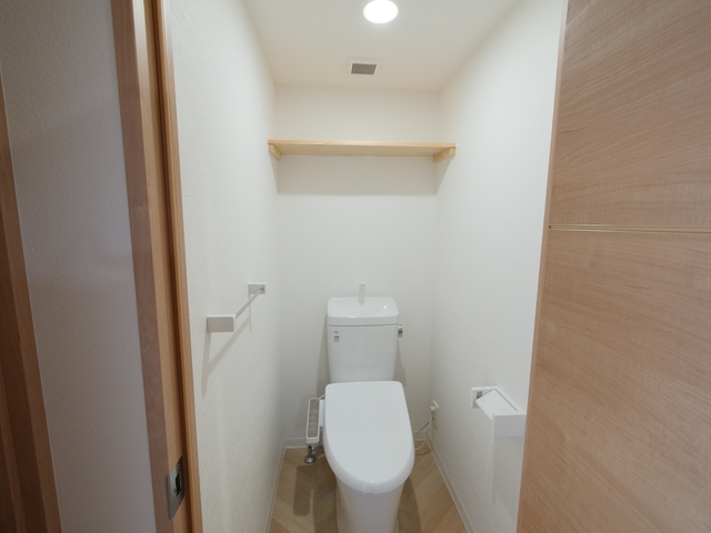 1K_リフォーム後_トイレ_ヘリンボーン柄の床_トイレ収納棚