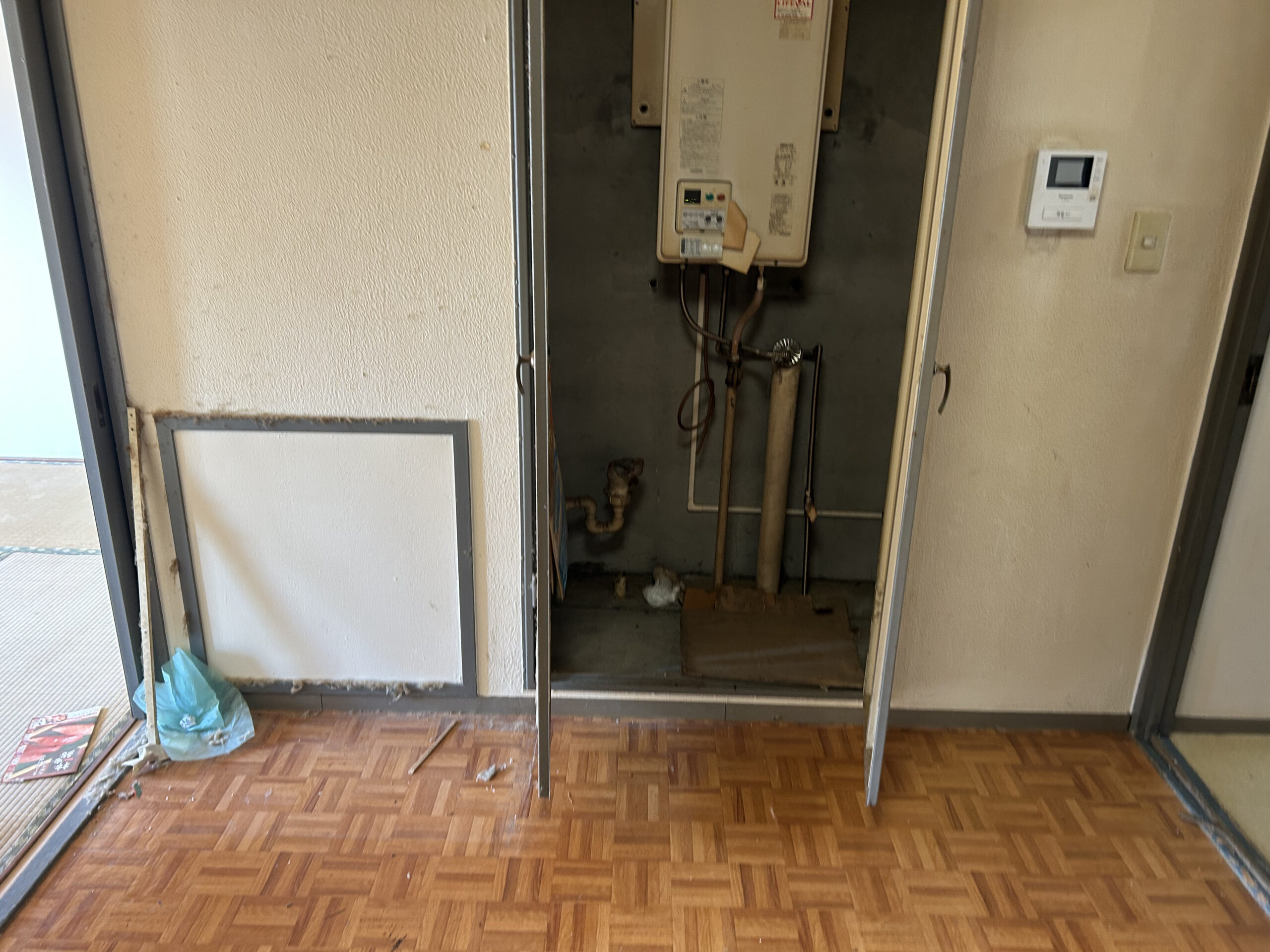 ビフォー_洗面所_屋内設置型給湯器_江東区_2LDK