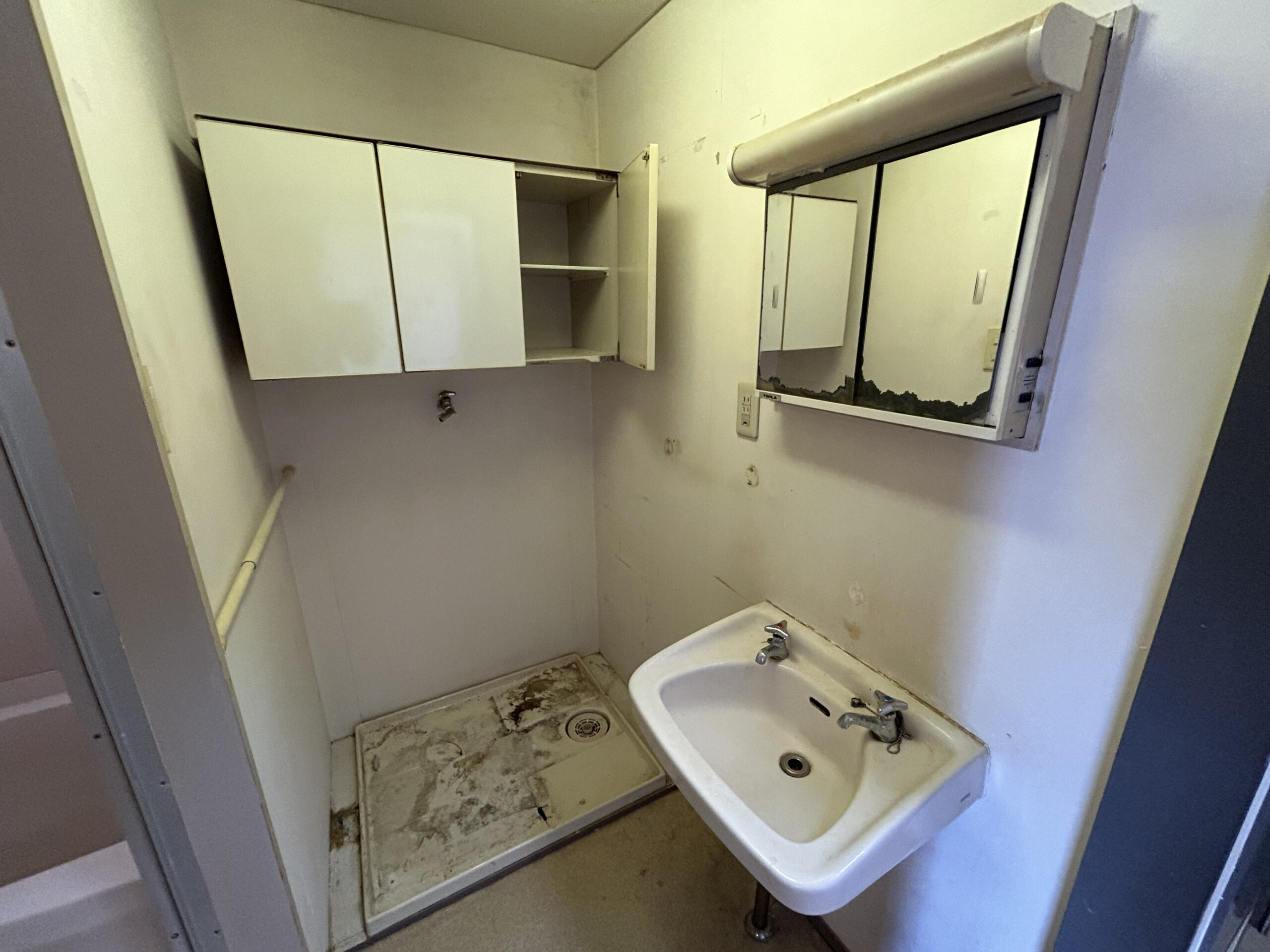 ビフォー_洗面台_LIXIL_ピアラ_洗濯機置き場_江東区_2LDK