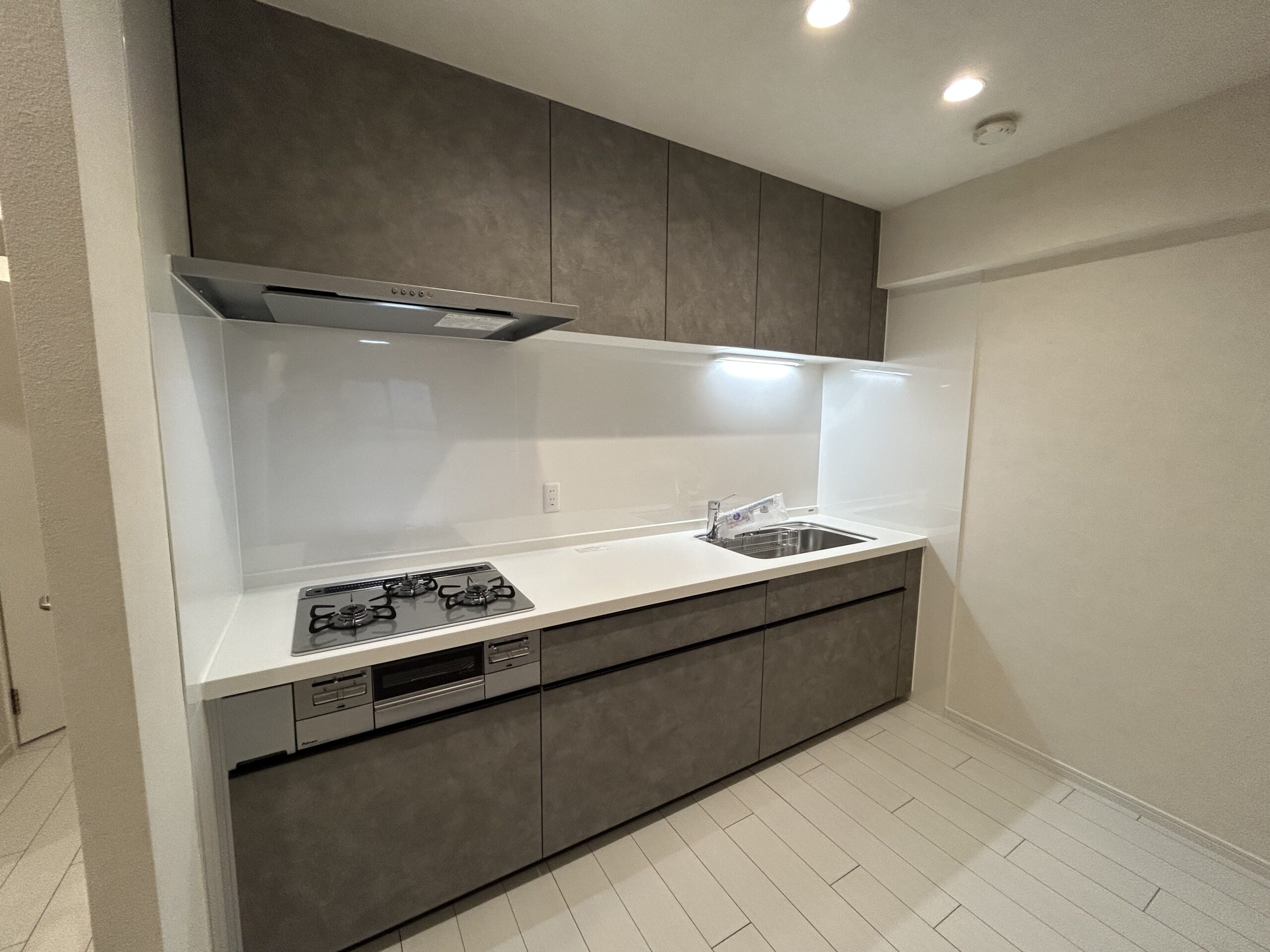 ビフォーアフター_キッチン_リクシル_シエラS_グレージュスタッコ_2SLDK