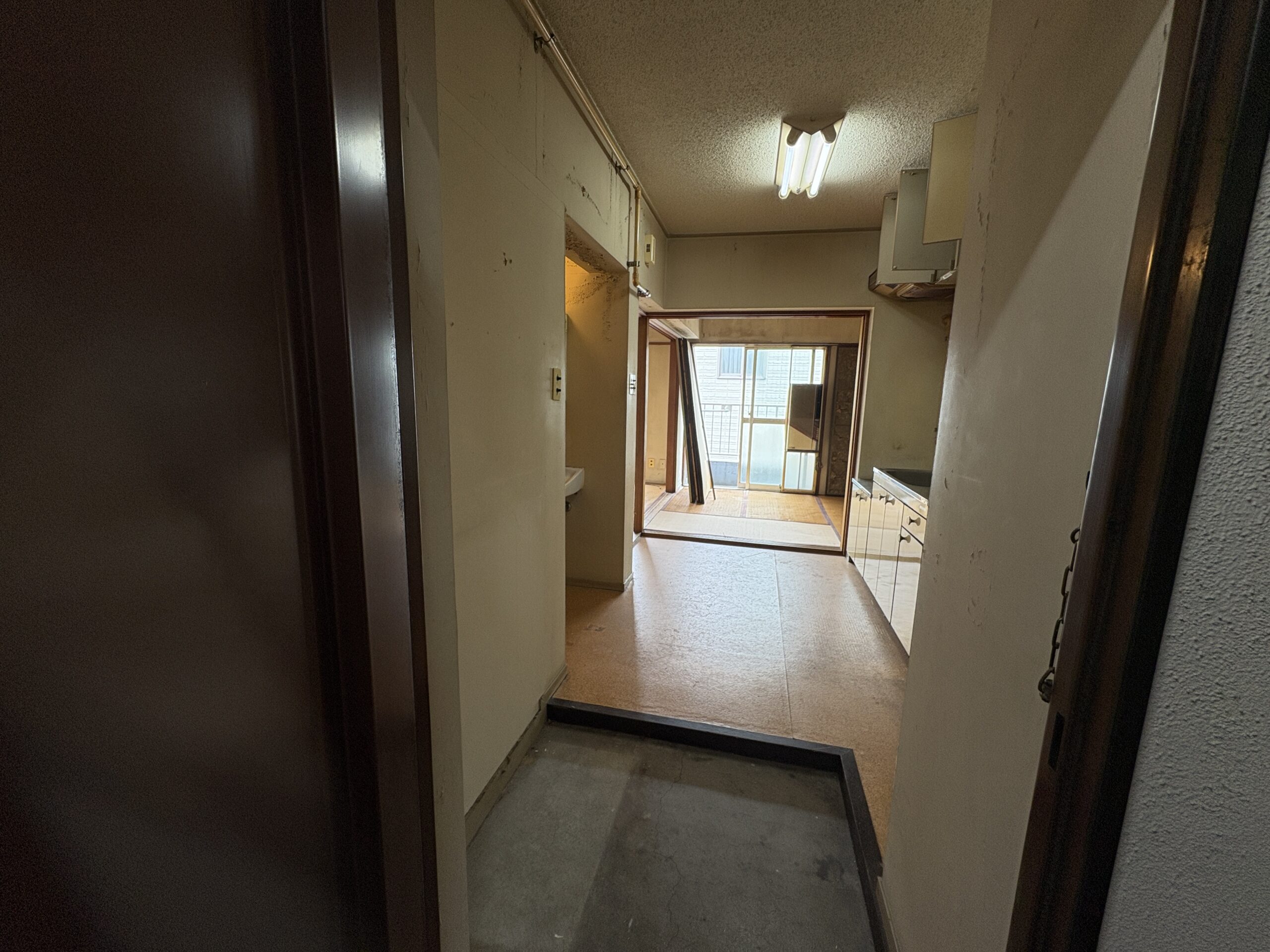 ビフォー_キッチン_排水管ボックス_１LDK