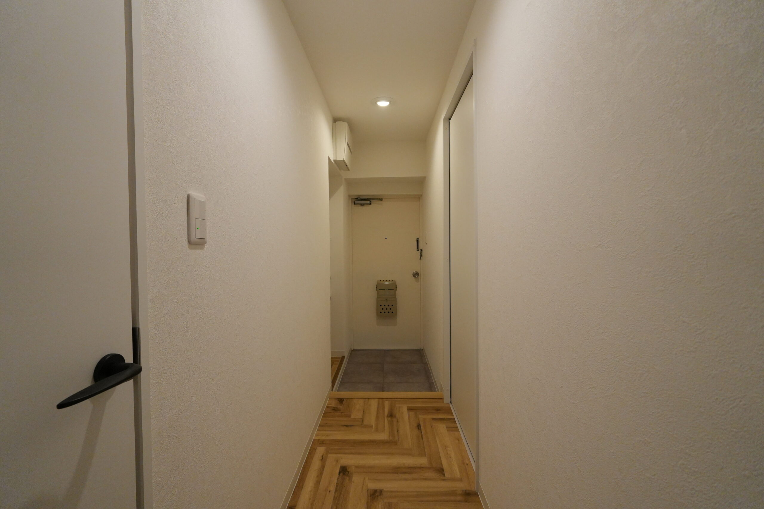 ビフォーアフター_玄関_人感センサー照明_1LDK