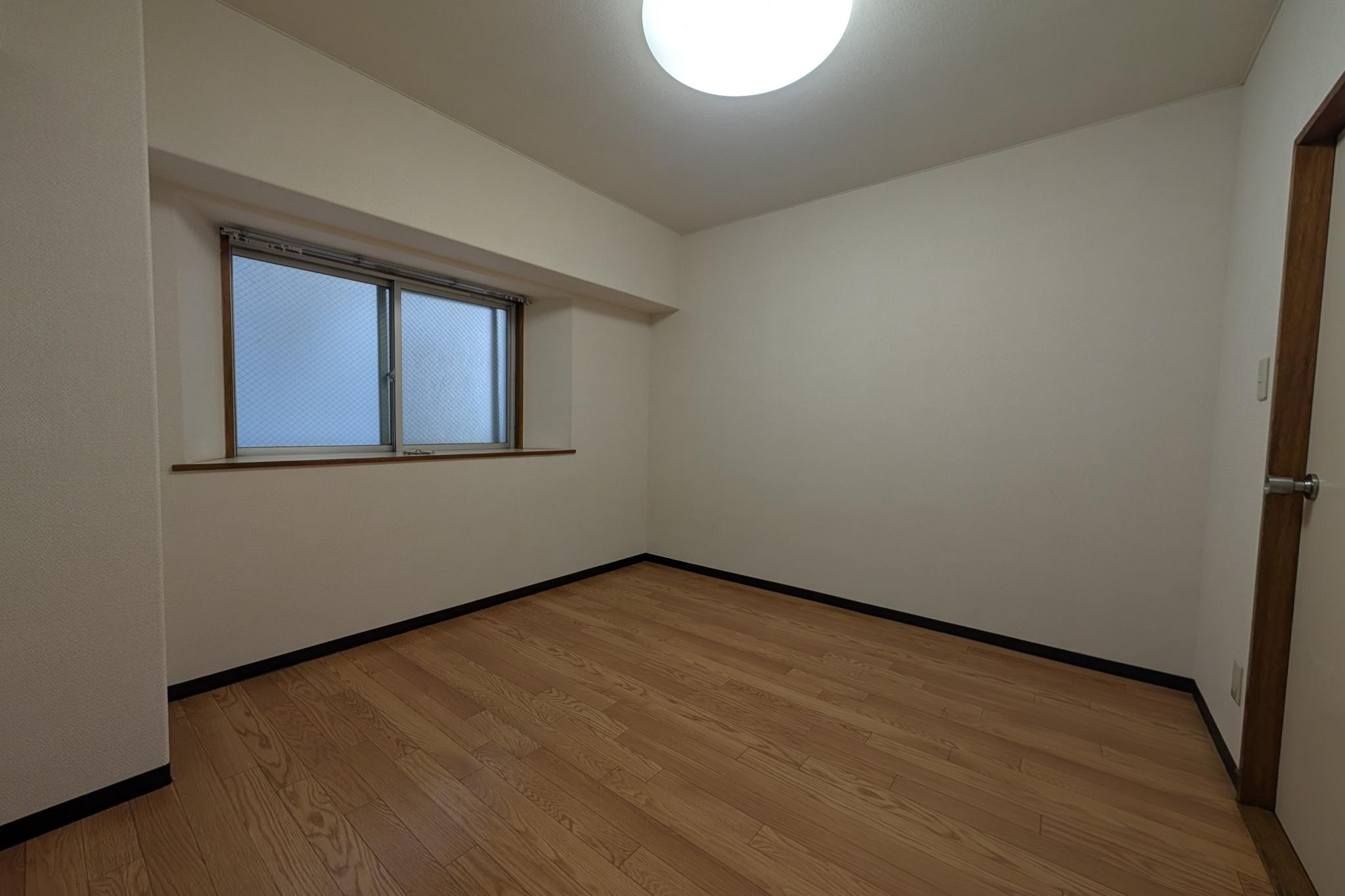 ビフォー_洋室リフォーム_ウォークインクローゼット_可動棚多数_1LDK