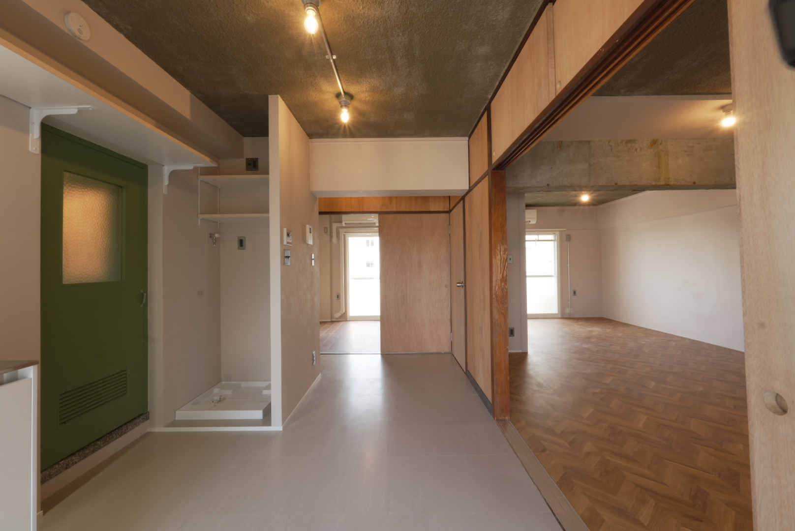 ビフォーアフター_ラワン_玄関アプローチ_2DK