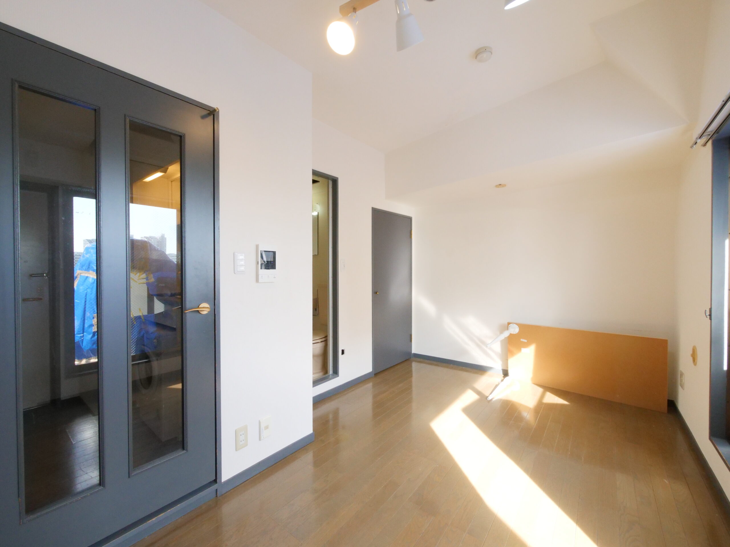 ビフォー_居室_グレー調_アクセントクロス_１K