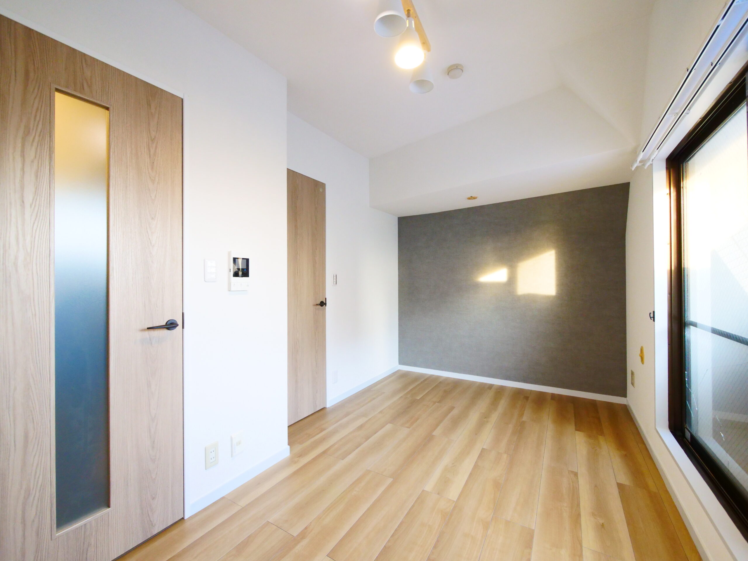 ビフォーアフター_居室_グレー調_アクセントクロス_１K