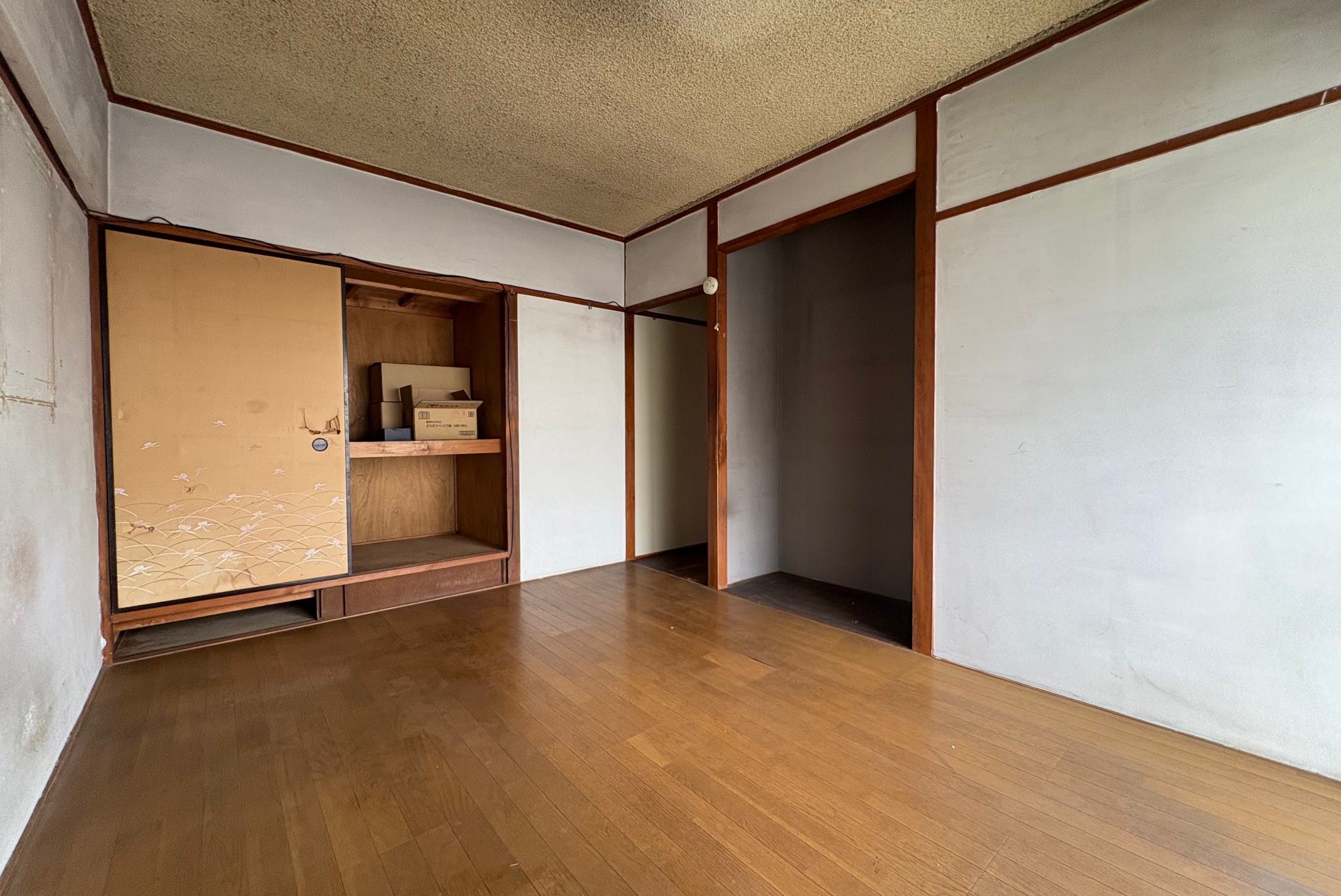 ビフォー_二間続き_床材_ヘリンボーン柄_2DK