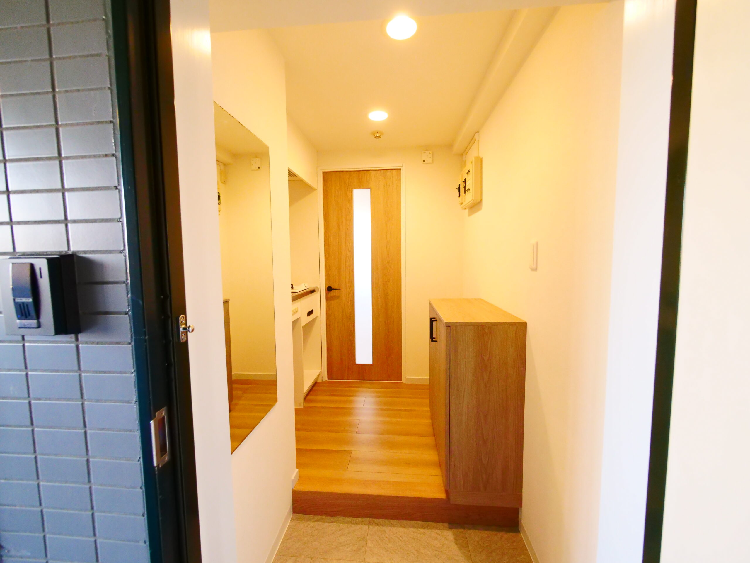 ビフォーアフター_玄関_ウッド調_シューズボックス_１K