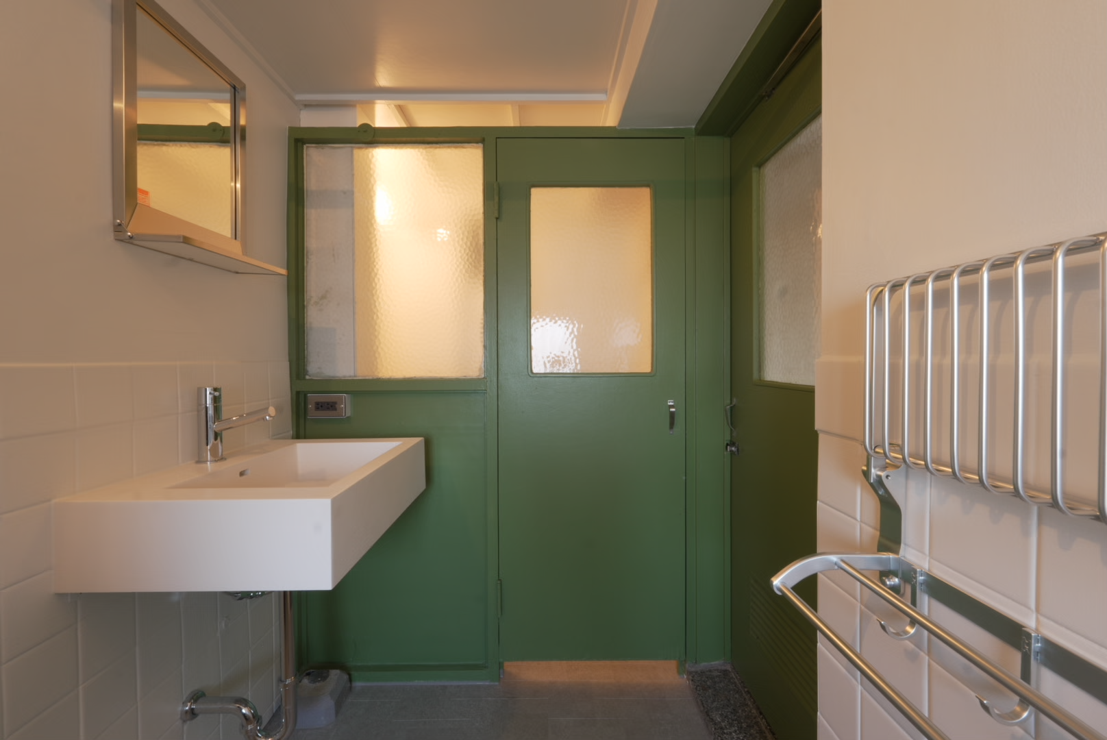 ビフォーアフター_脱衣所_グリーン塗装_2DK