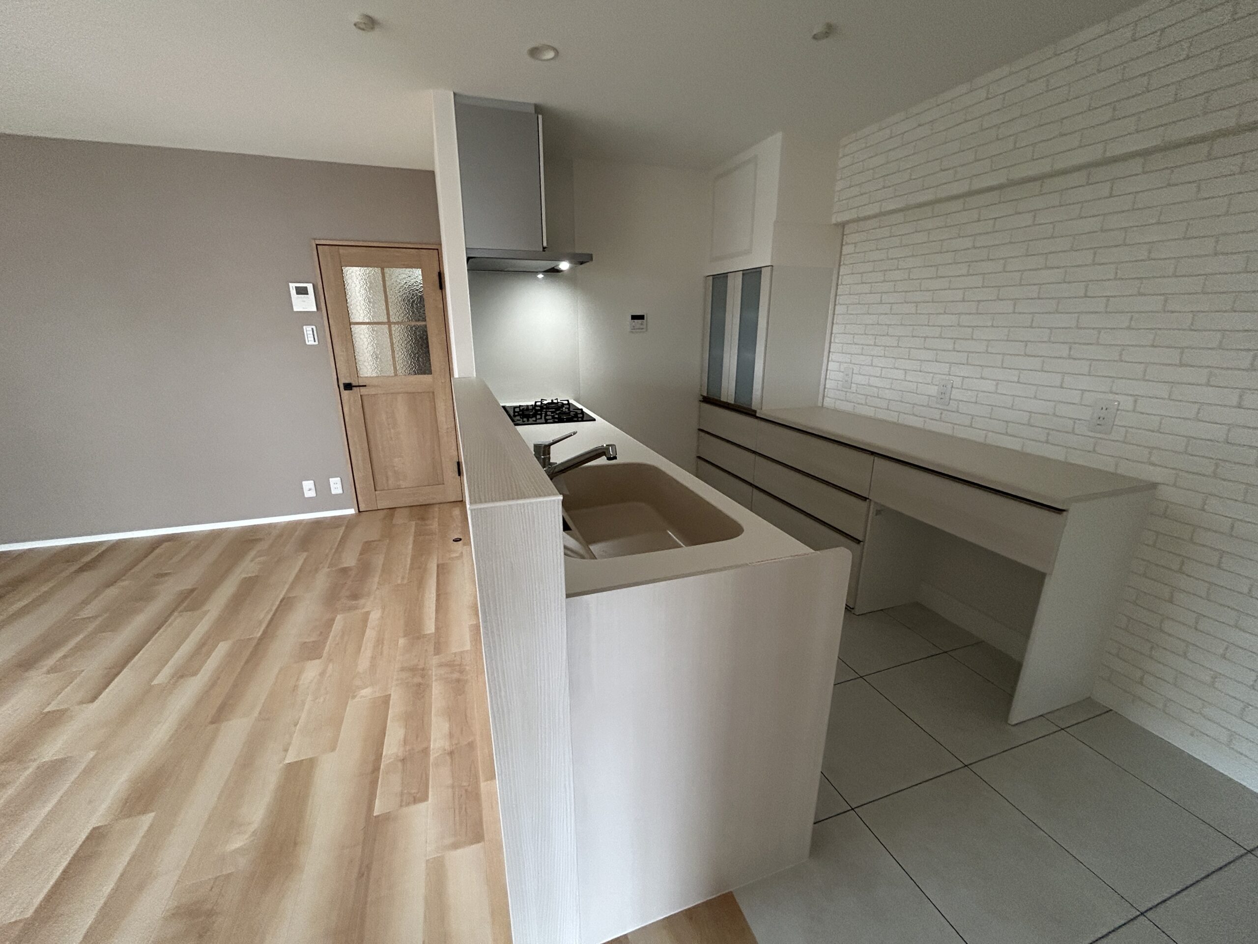 ビフォーアフター_LIXIL_東リ_ロイヤルストーン_アクセントクロス_キッチン_2LDK（WIC）