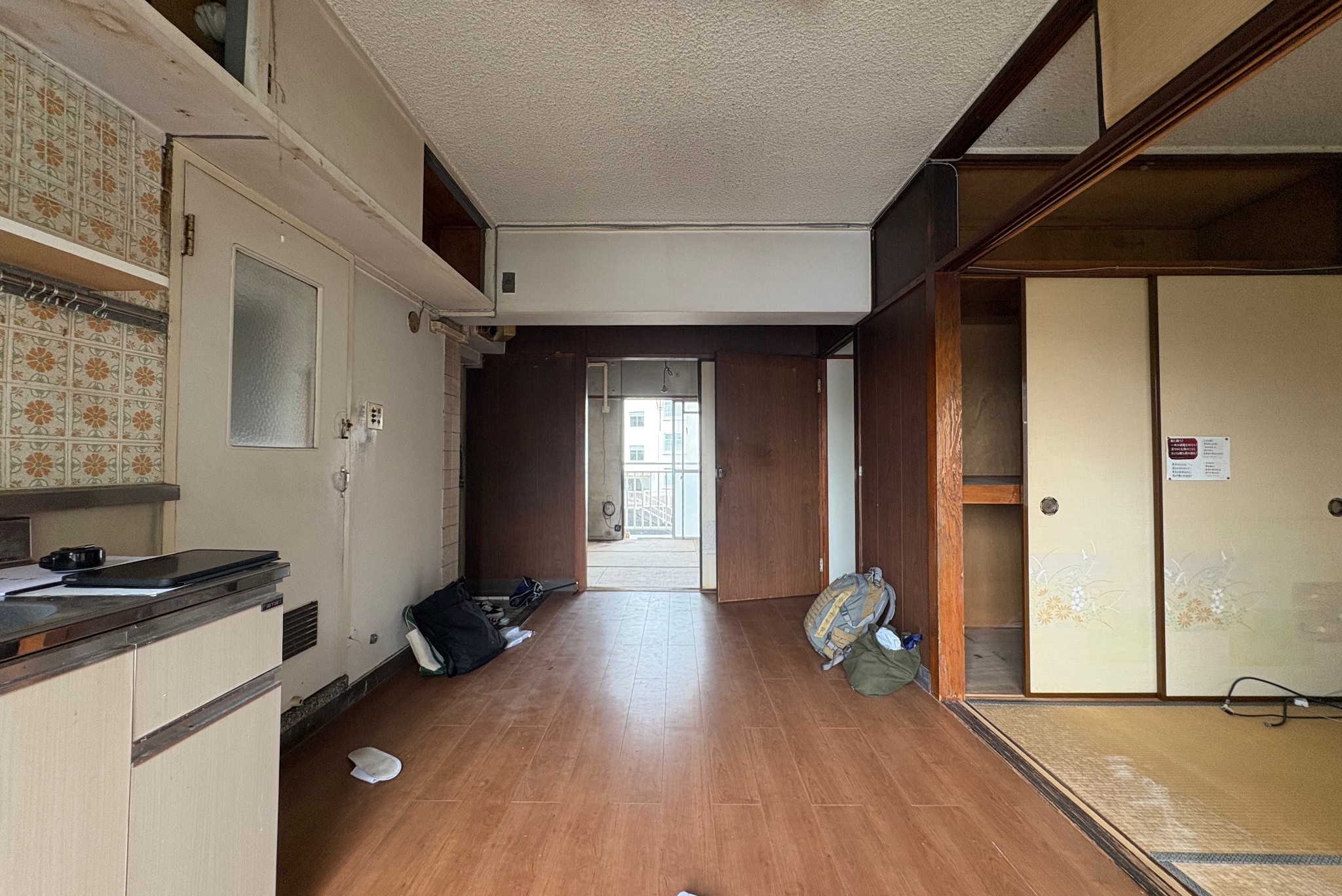 ビフォー_ラワン_玄関アプローチ_2DK