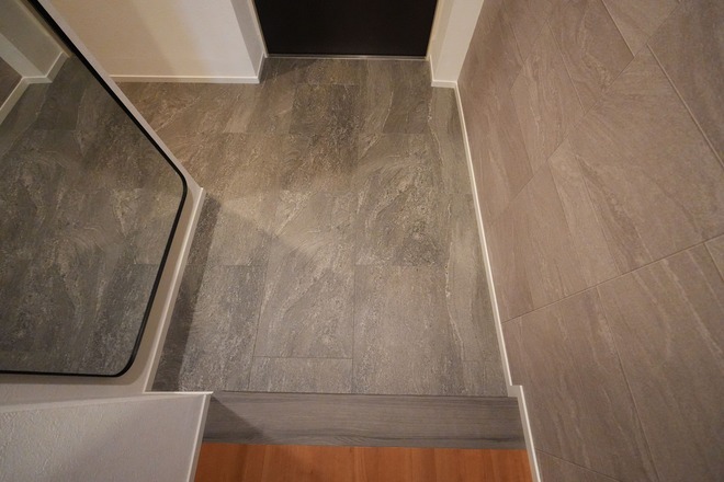 ビフォーアフター_玄関_床_石目調タイル_1LDK