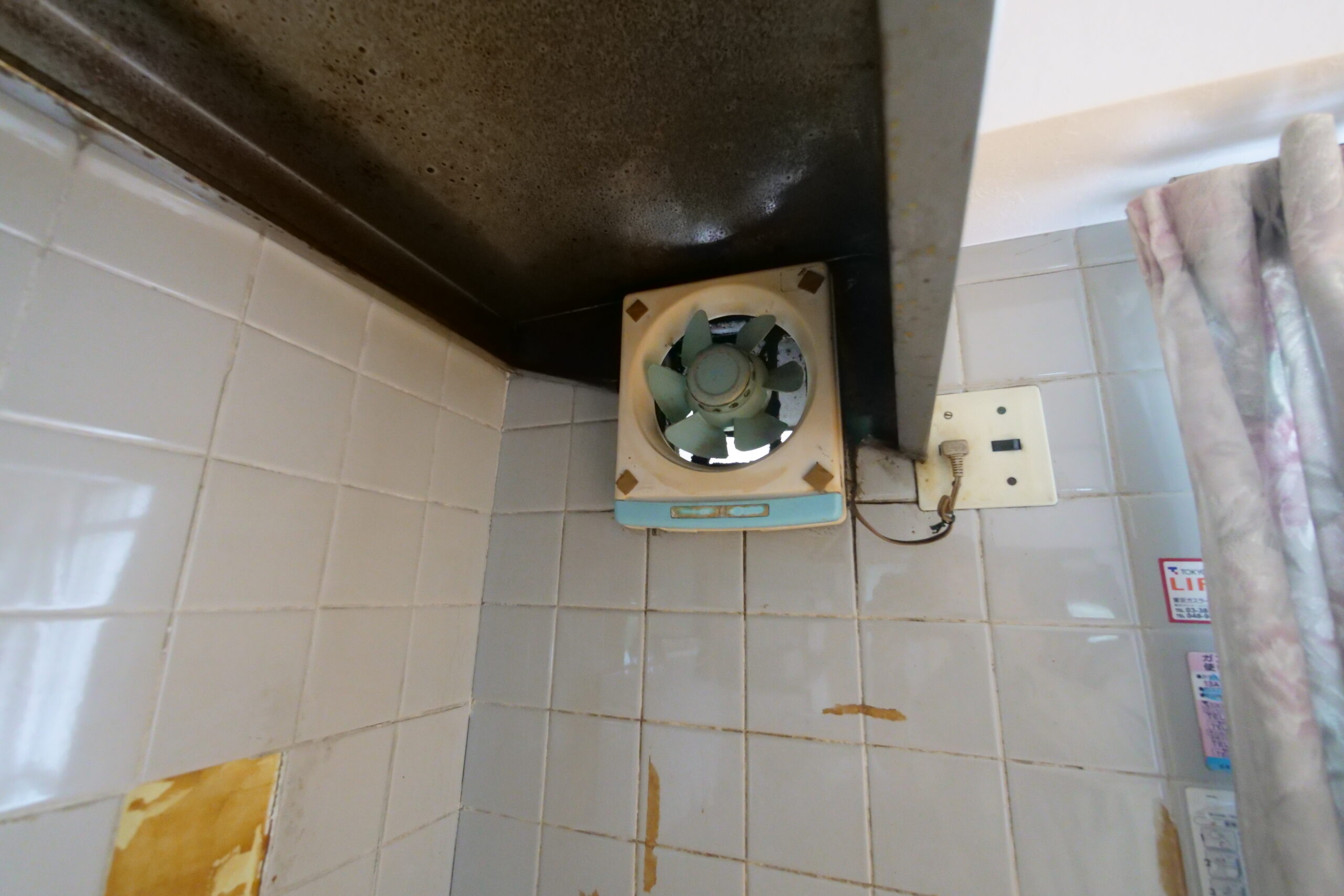 ビフォー_キッチン_プロペラ式換気扇_1LDK