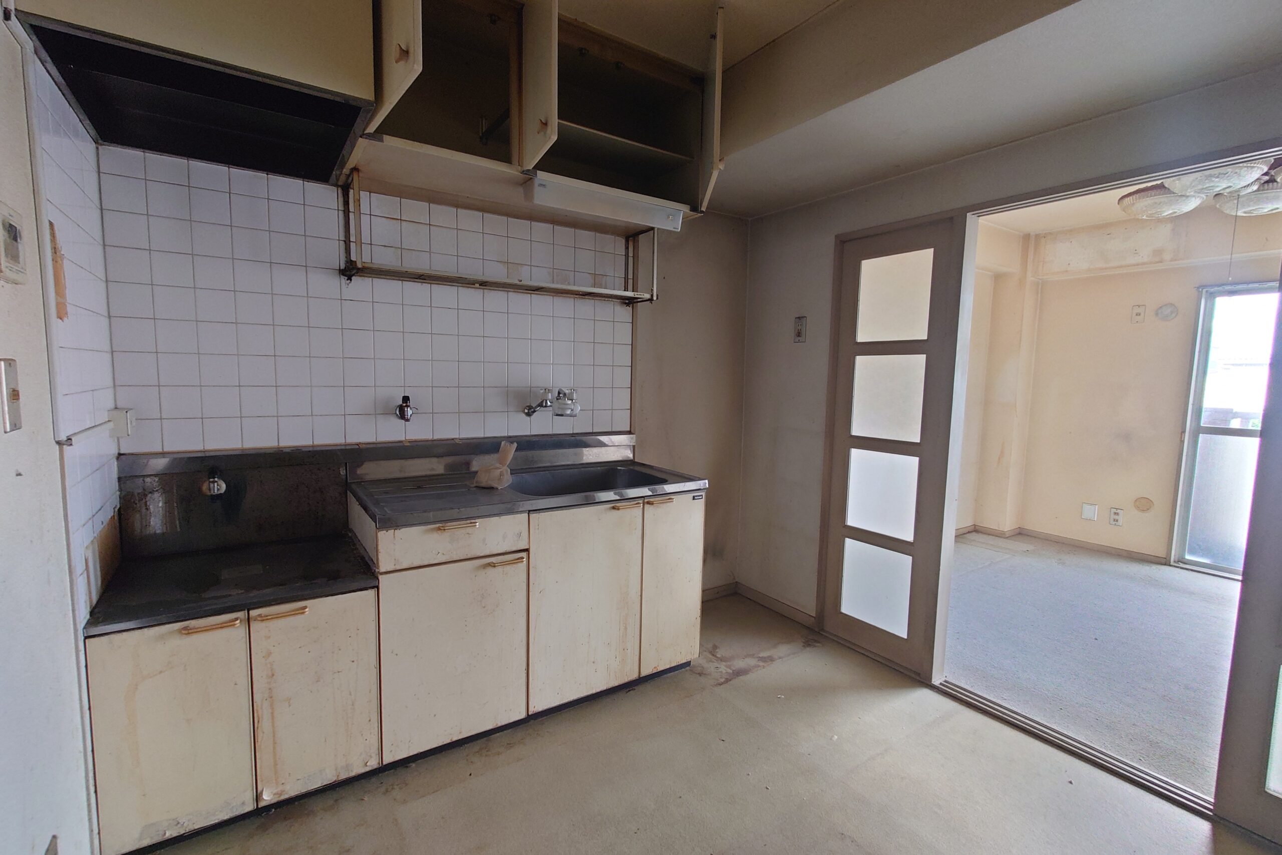 ビフォー_キッチン_アクセントクロス_腰壁_昭和の団地_1LDK