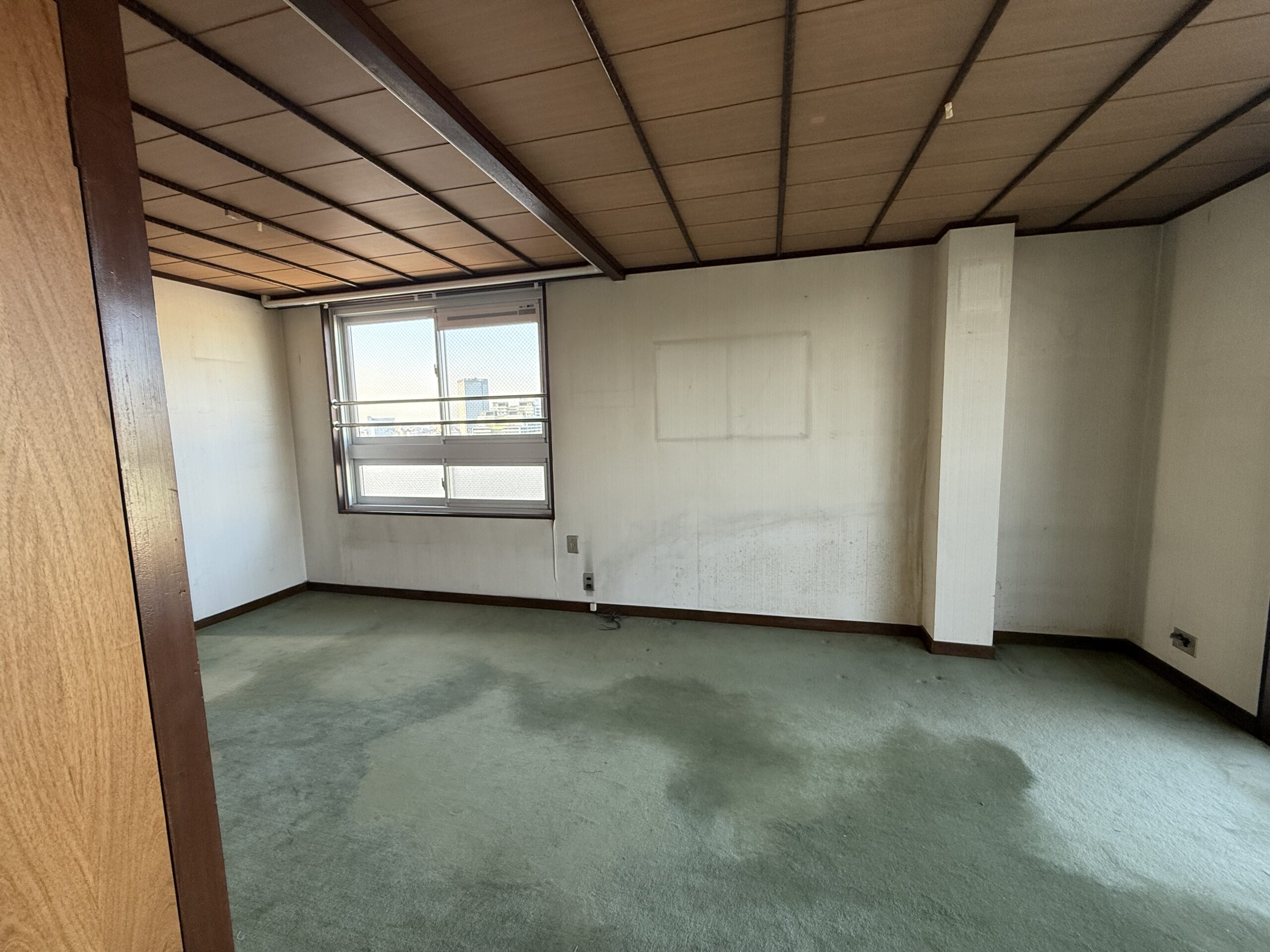 ビフォー_リビング_窓枠見切り材_ワンルーム