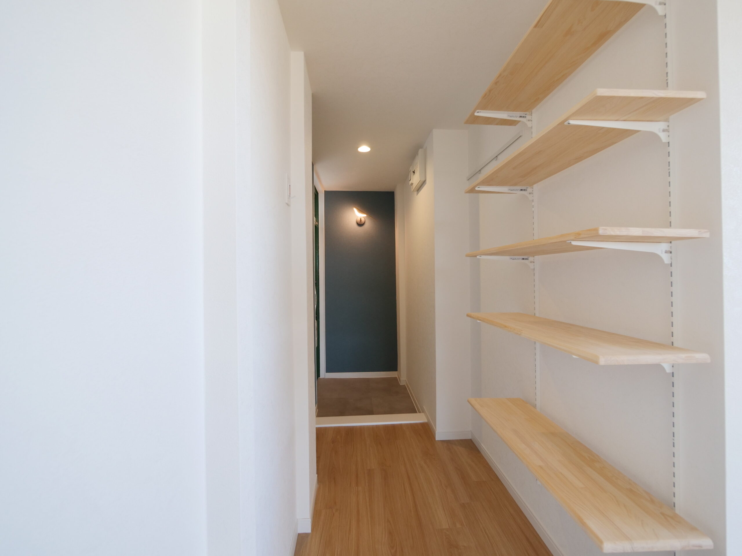 ビフォーアフター_リビング_オープン収納_ピクチャーレール_ワンルーム