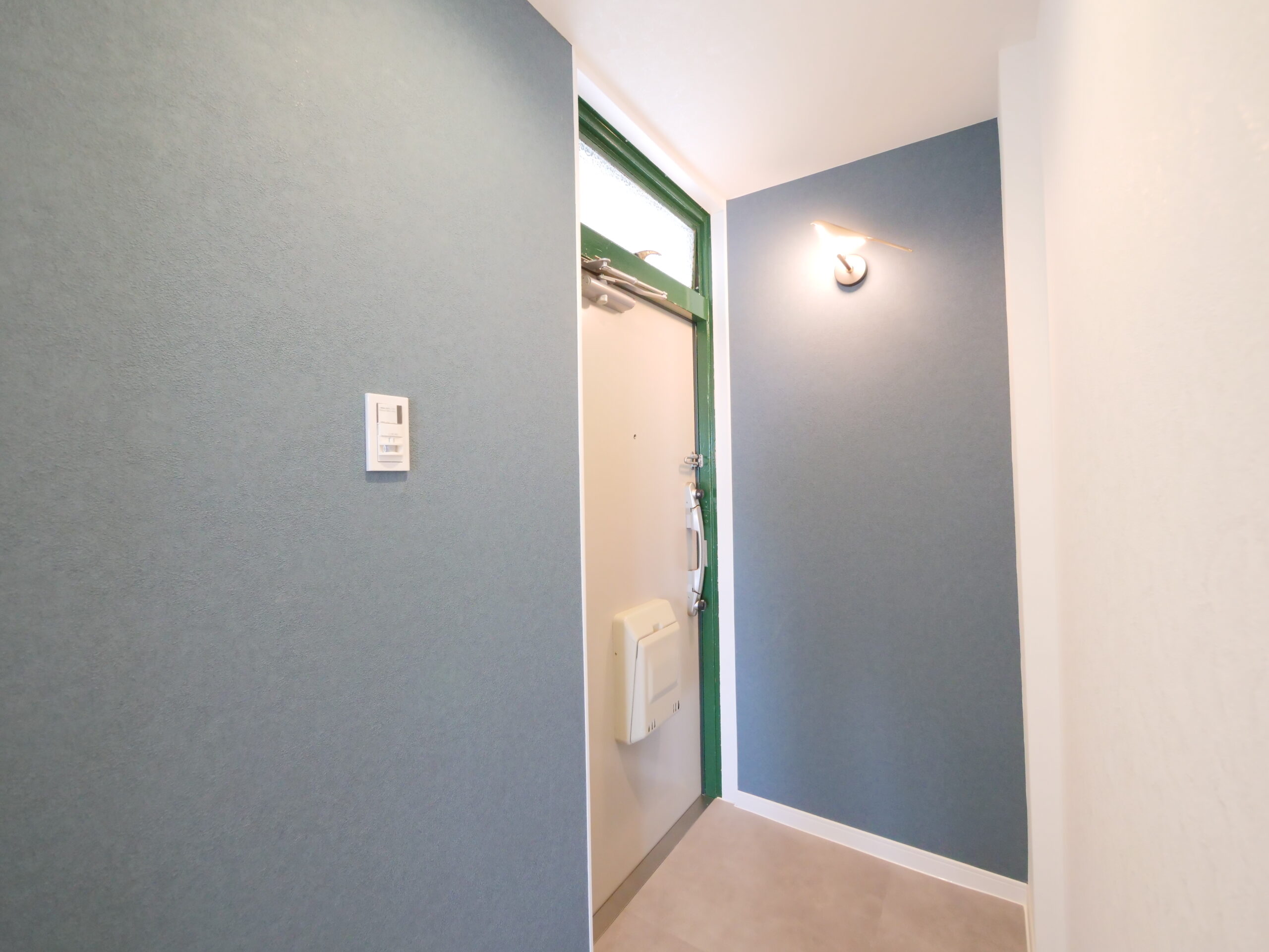 ビフォーアフター_玄関_アクセントクロス_人感センサー照明_ワンルーム