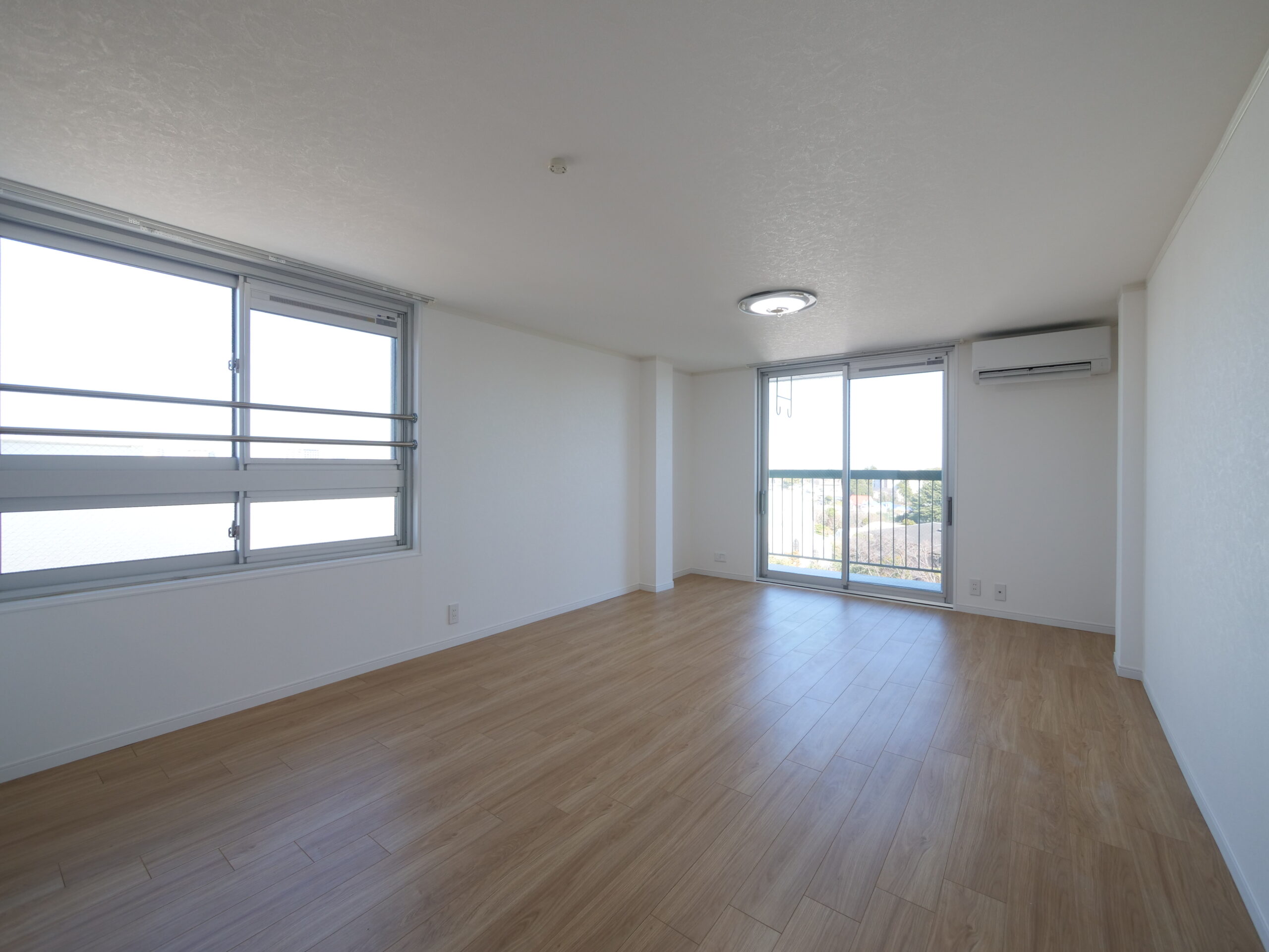 ビフォーアフター_リビング_窓枠見切り材_ワンルーム