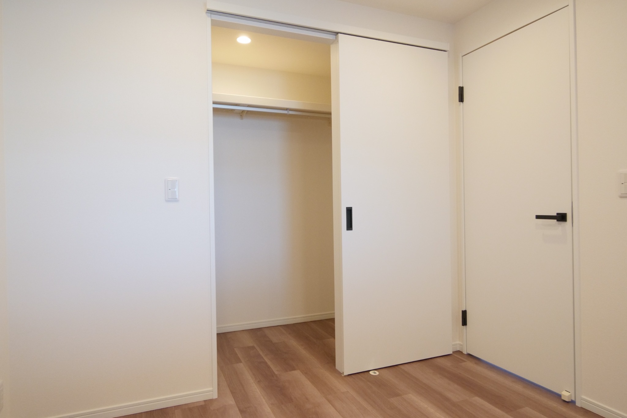 ビフォーアフター_寝室_和室解体_大容量ウォークインクローゼット_昭和の団地_1LDK