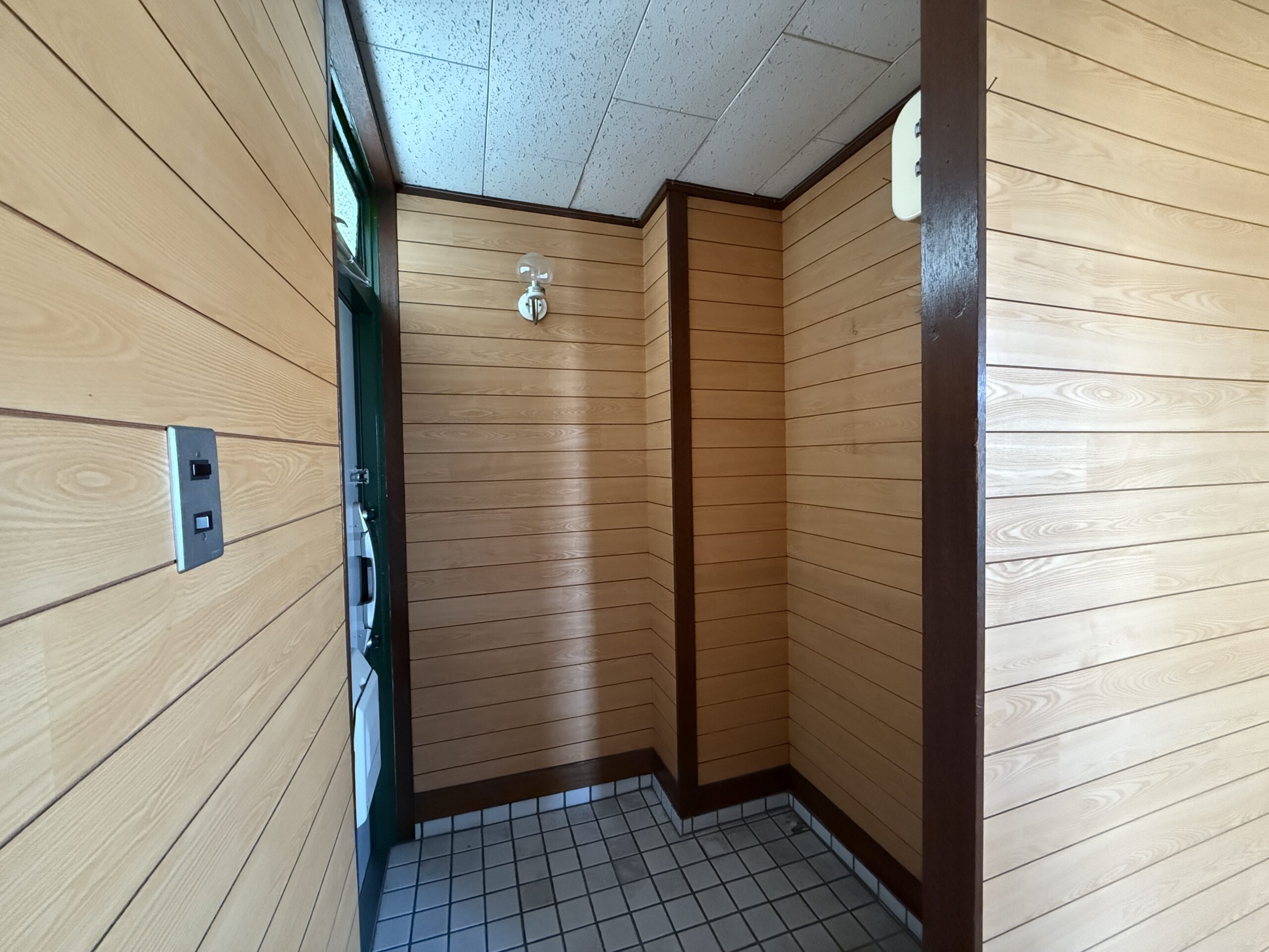 ビフォー_玄関_アクセントクロス_人感センサー照明_ワンルーム