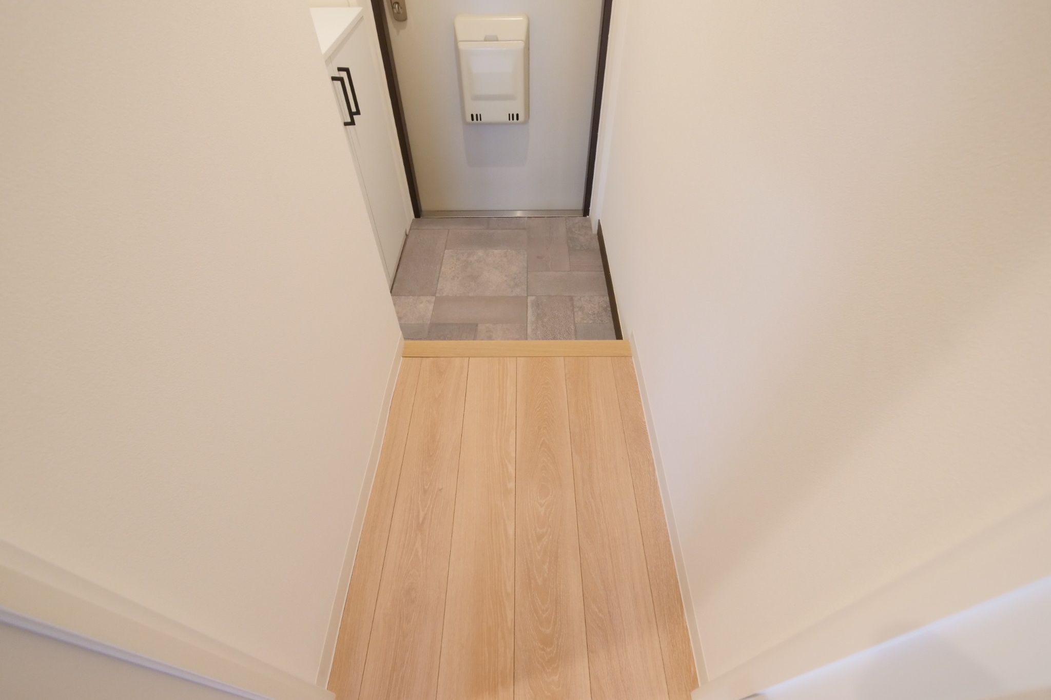 ビフォーアフター_玄関_遮音フローリング_1DK