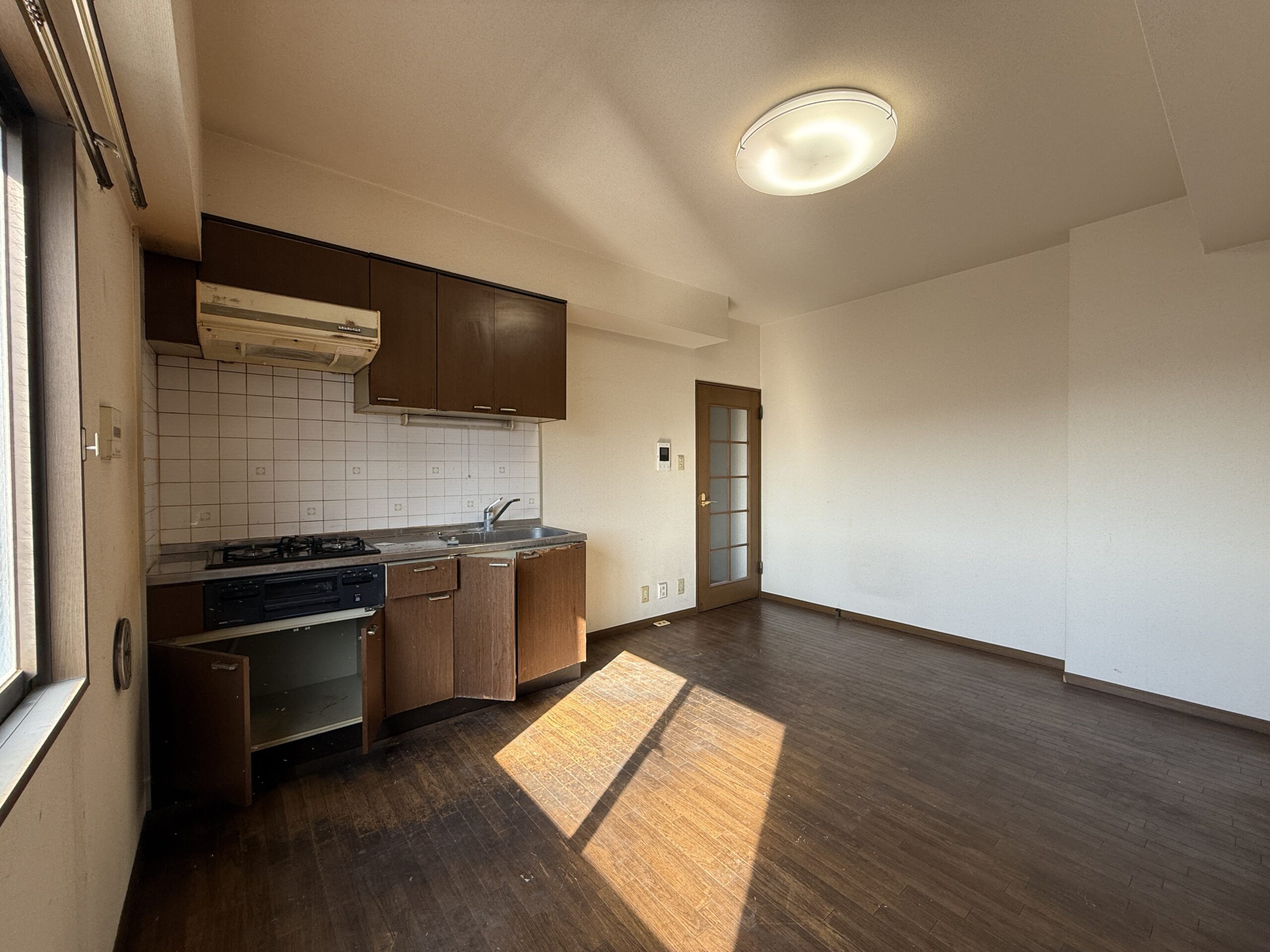 ビフォー_キッチン_窓の干渉_アイランドキッチン_2LDK