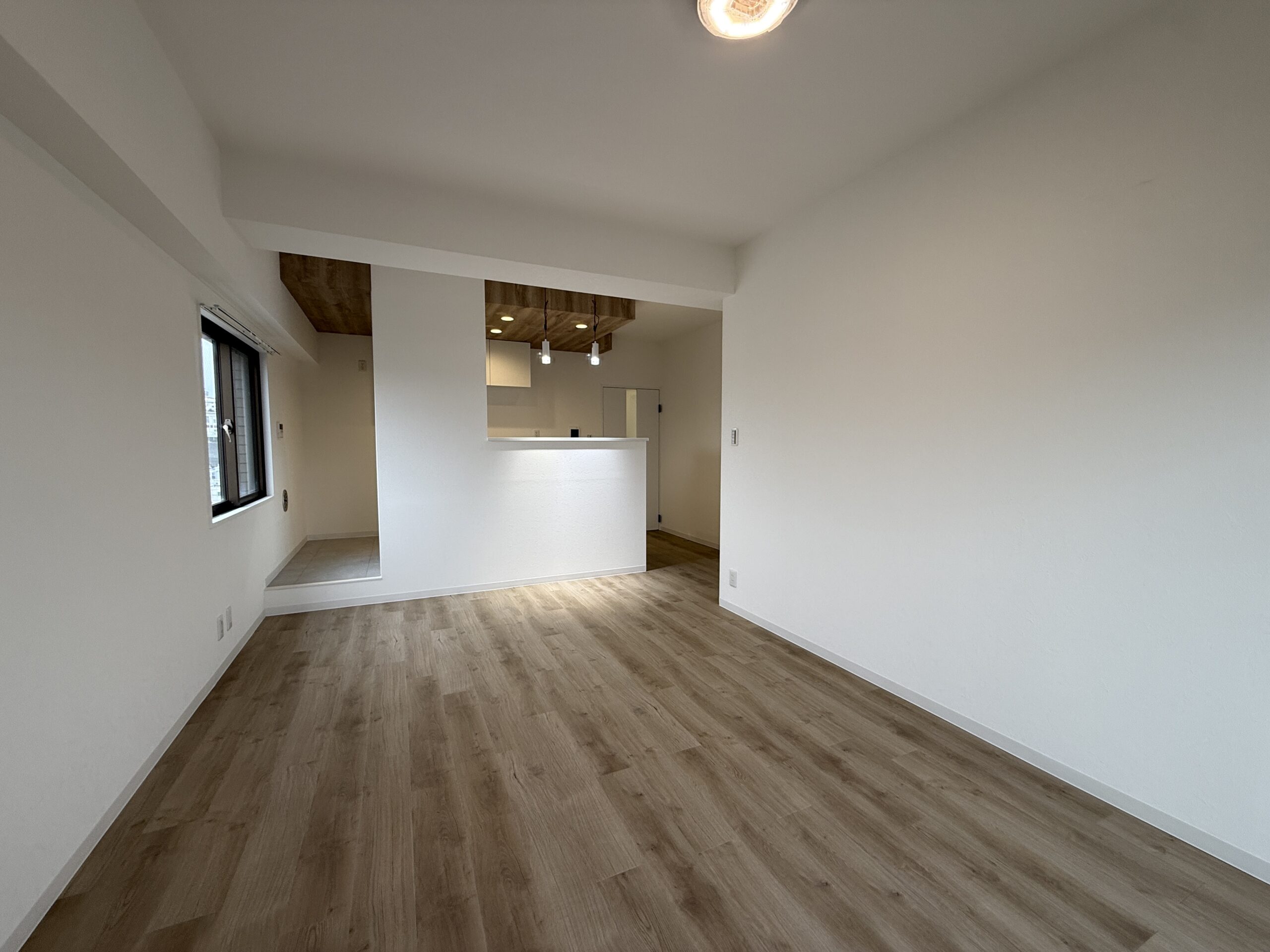 ビフォーアフター_キッチン_窓の干渉_アイランドキッチン_2LDK