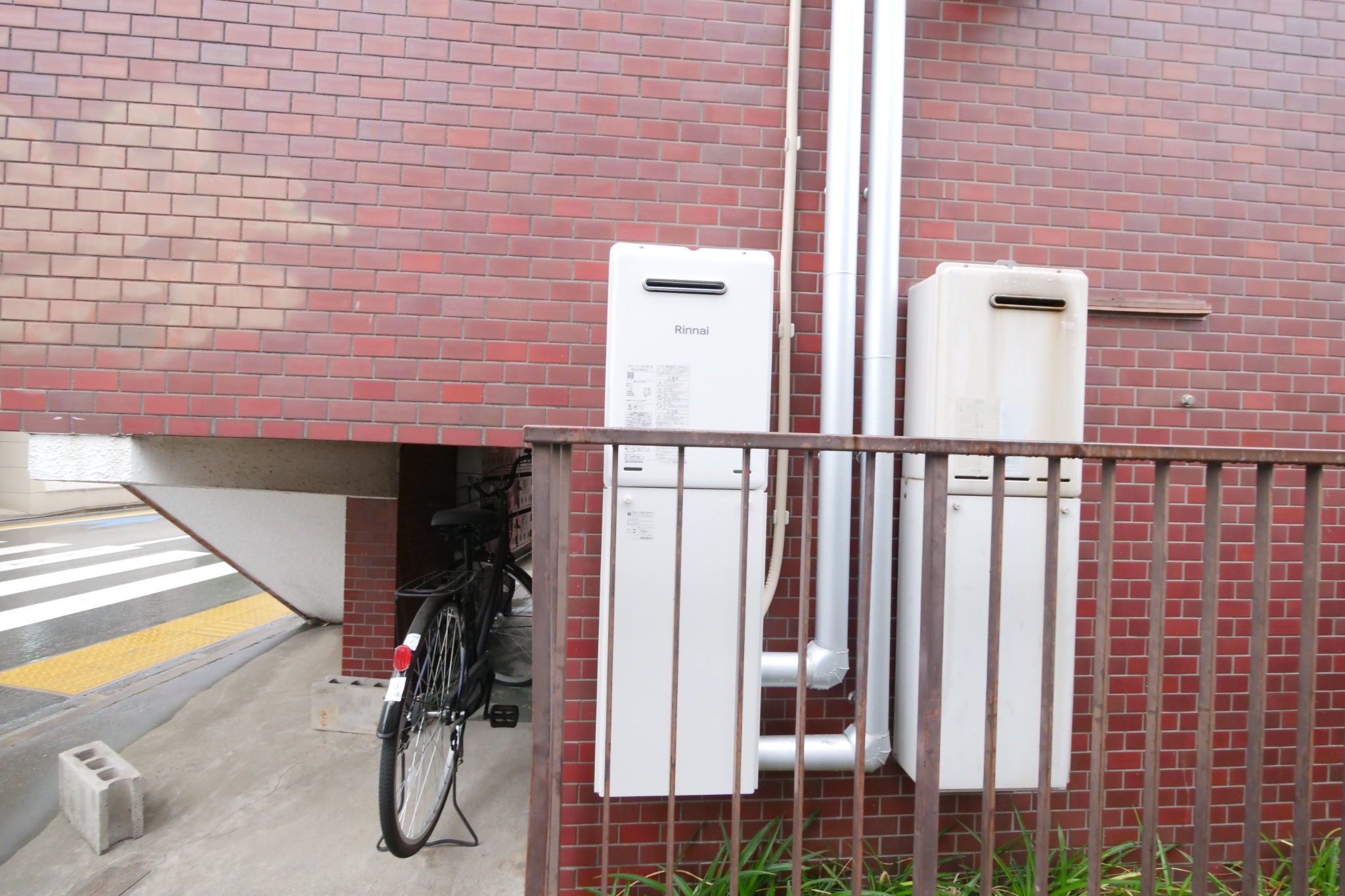 ビフォーアフター_キッチン_ガステーブル式給湯器から屋外壁掛けタイプ変更_1Dk