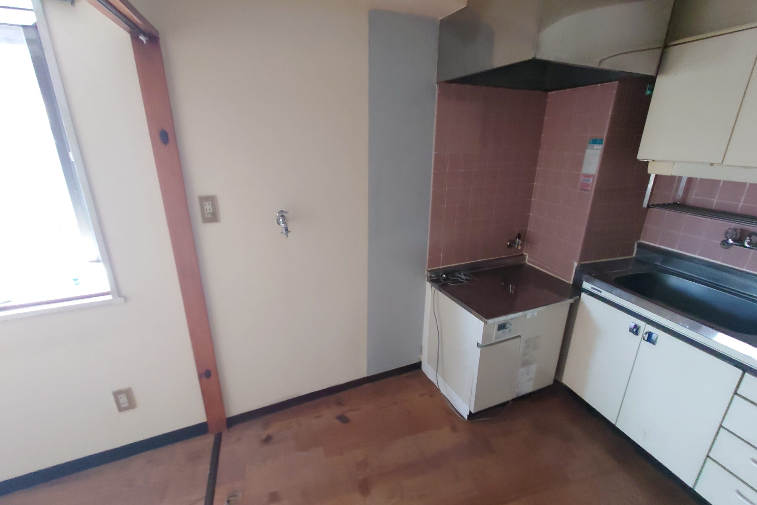 ビフォー_キッチン_ガステーブル式給湯器から屋外壁掛けタイプ変更_1Dk